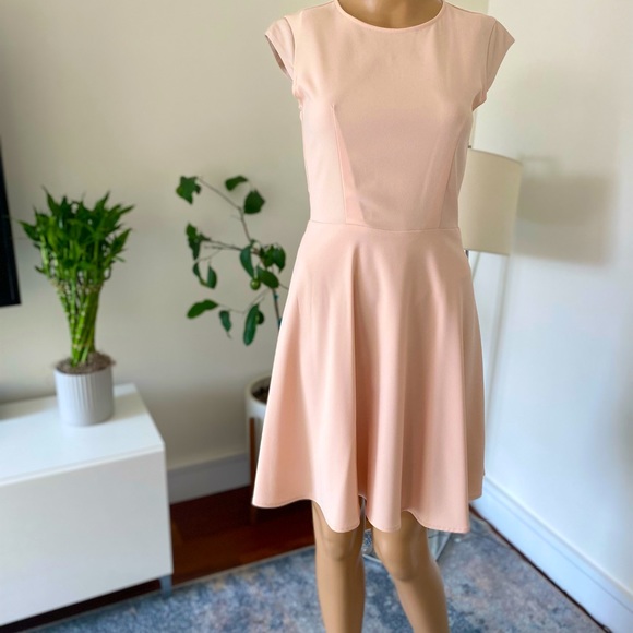 Feminine light-peach short dress - Picture 1 of 6
